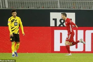 Lewandowski lập cú đúp lỗi, Bayern hạ Dortmund kịch tính