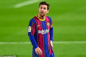 Messi chưa chịu giảm lương, Barcelona sẽ phá sản
