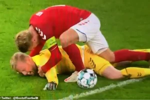 Thủ môn Schmeichel dính chấn thương kinh hoàng