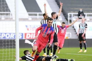 Hạ Newcastle, Chelsea lên ngôi đầu bảng Premier League