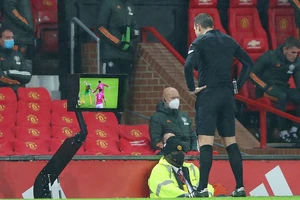 MU được VAR giải cứu: Thật đáng hổ thẹn