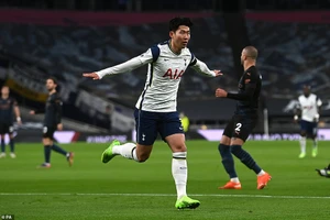 Tottenham hạ gục Man City lên đỉnh Premier League