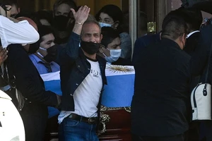 Maradona về nơi an nghỉ cuối cùng: Vĩnh biệt Cậu bé vàng