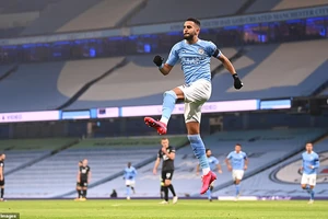 Man City bỗng dưng biết ghi bàn, Mahrez lập hat-trick