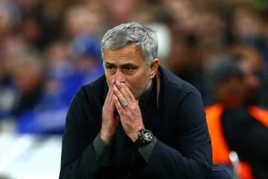 Mourinho ngoạn mục đào thoát khỏi sân tập Chelsea