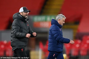Klopp 'cà khịa' sau phát biểu 'cửa trên' của Mourinho