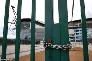 Các trận đấu bóng đá Anh diễn ra sau cánh cổng đóng kín một thời gian dài vì COVID-19. ẢNH: GETTY