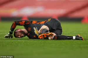 David De Gea đau đớn nằm sân. ẢNH: GETTY 