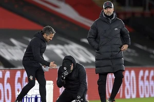 HLV Hasenhuttl không kiềm được xúc động. ẢNH: EPA