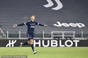 Ronaldo ăn mừng bàn thắng lập kỷ lục. ẢNH: GETTY