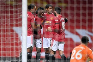 Các cầu thủ và CLB sẽ bị phạt nếu ôm nhau ăn mừng bàn thắng. ẢNH: GETTY 