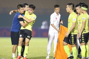 Hùng Dũng đã kịp can ngăn "những cái đầu nóng". ẢNH: ZING.VN