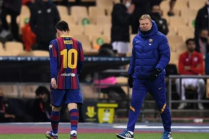 Messi cúi đầu đi qua Koeman sau khi nhận thẻ đỏ. ẢNH: GETTY