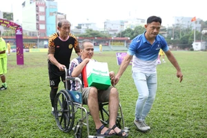 Clip Xuân yêu thương đến với cựu cầu thủ vang bóng một thời