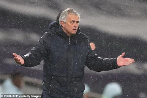 Mourinho không hài lòng với quyết định của trọng tài. ẢNH: GETTY