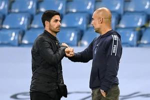 Pep Guardiola sẽ đối đầu với Mikel Arteta đêm nay. ẢNH: PA