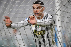 Ronaldo gặp "bế tắc" ở khả năng sút phạt. ẢNH: DAILY STAR