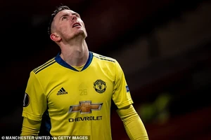 Dean Henderson thất vọng vì để lọt lưới phút bù giờ. ẢNH: GETTY 