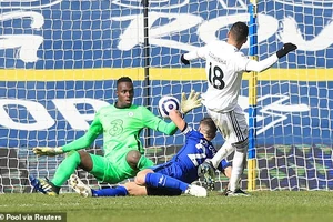 Mendy thực hiện nhiều pha cứu thua cho Chelsea. ẢNH: REUTERS