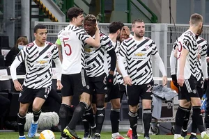 Các cầu thủ MU ăn mừng bàn thắng duy nhất trận đấu cùng Pogba. ẢNH: EPA