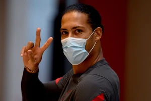 Van Dijk vẫn hi vọng kịp dự Euro 2020. ẢNH: DAILY STAR