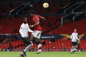 Amad Diallo đánh đầu ngược ghi bàn thắng đầu tiên trong màu áo MU trận hòa AC Milan 1-1 ở Europa League. ẢNH: REUTERS