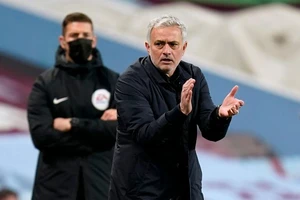Mourinho đang gặp khó ở Tottenham. ẢNH: DAILY STAR