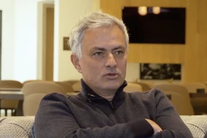 Mourinho truy tìm kẻ gây rối nội bộ Tottenham. ẢNH: GAME ON WITH MOURINHO