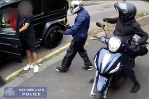 Nhóm cướp sử dụng vũ khí đe dọa Ozil và Kolasinac. ẢNH: MET Police