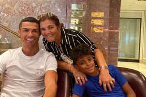 Con trai của Cristiano Ronaldo: 'Bà ơi, đừng chết'