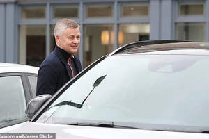 Solskjaer được cho là bị một fan quá khích theo đuổi trên đường. ẢNH: EAMONN AND JAMES CLARKE