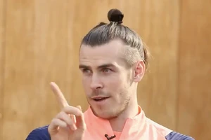 Bale đã nhìn thấy UFO? ẢNH: @SpursOfficial