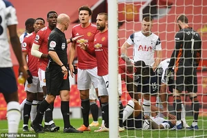 Lamela nằm lăn lộn trên sân sau tình huống bị Martial vung tay rất nhẹ vào mặt. ẢNH: REUTERS