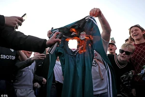 Các CĐV nhóm Big Six Premier League đốt áo để phản đối giải Super League. ẢNH: PA