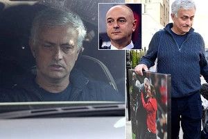 Mourinho dọn dẹp lên xe ô tô rời đại bản doanh Tottenham. ẢNH: DAILY MAIL