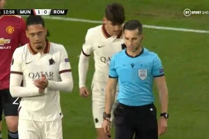 Fan MU phẫn nộ gọi Smalling là kẻ phản bội