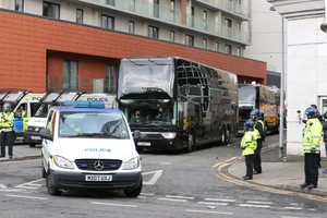 Cảnh sát hộ tống Manchester United rời Lowry