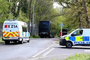 Cảnh sát hộ tống Manchester United ra sân bay