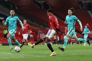 Tình huống điên rồ ở MU phá nát hi vọng của Liverpool