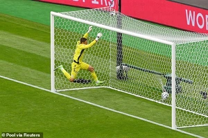 Siêu phẩm từ giữa sân và cú sốc ở Hampden Park