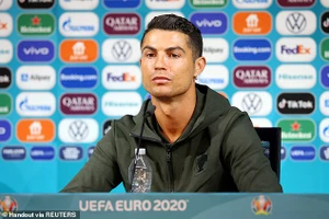 Hành động cực sốc khiến tất cả kinh ngạc của Ronaldo