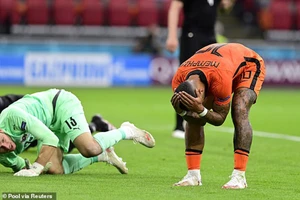 Cựu sao MU vừa ghi bàn vừa kiến tạo ở Euro vẫn bị chỉ trích