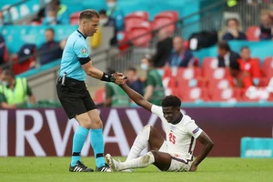 Bất thường trọng tài bắt chính trận Anh - Đan Mạch