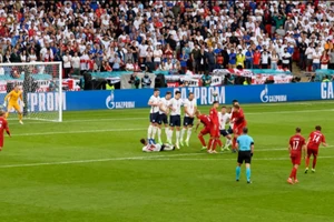 Người Anh phản pháo, bàn thắng của Đan Mạch không hợp lệ