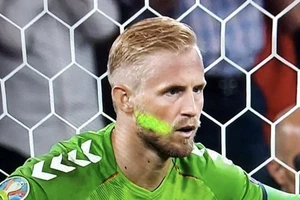 Fan tuyển Anh chơi bẩn với thủ môn Schmeichel trong quả 11m