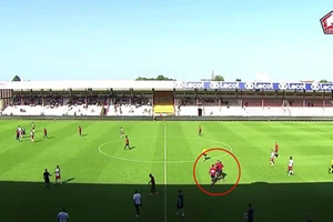 Nhà vô địch Ligue 1 tạo nên cảnh tượng xấu hổ