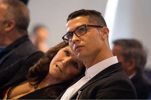 Ronaldo cấm mẹ đến sân Old Trafford xem mình thi đấu