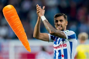 Người đá cùng vị trí với Văn Hậu ở Heerenveen chấn thương vì... cà rốt