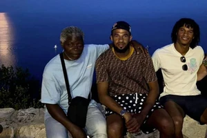 Cha của ngôi sao Man City qua đời chỉ vài phút sau khi anh ghi bàn