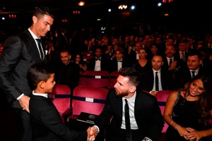 Con trai của Ronaldo: ‘Messi quá lùn’
